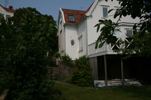Tillbyggnad i två plan i tidstypiskt utseende på villa från 1922